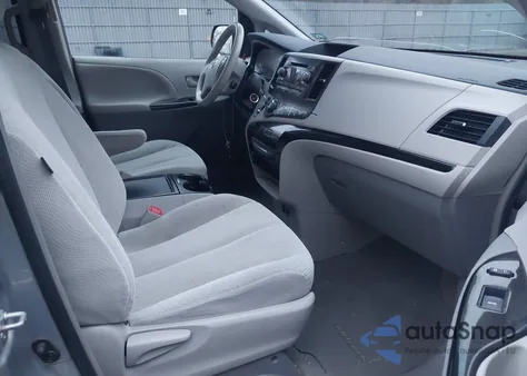 2014 Toyota Sienna Le V6 8 Passenger z USA, uszkodzony, nr VIN 5TDKK3DC1ES465531